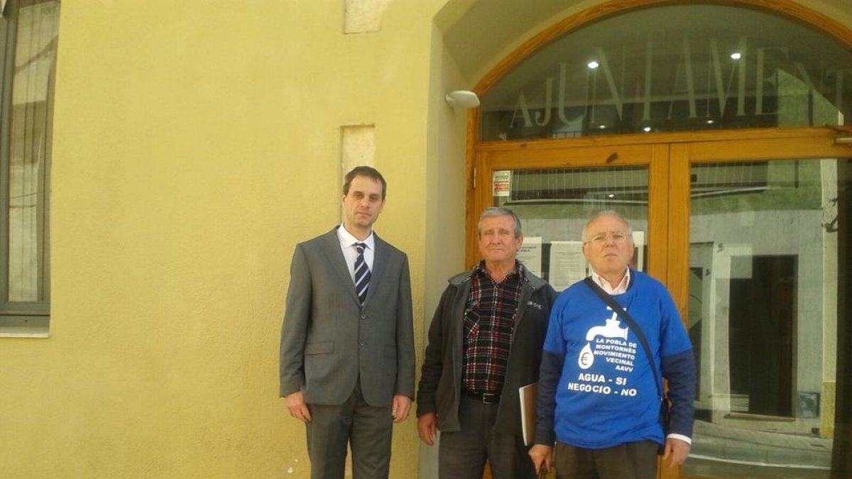 Andrés Giordana, José Hidalgo y José López Lázaro, en las puertas del Ayuntamiento donde se ubica Aqualia.