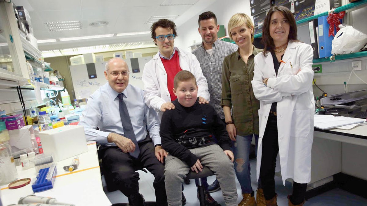 Sergi, con sus padres, Sergi y Noèlia, ayer con los doctores.