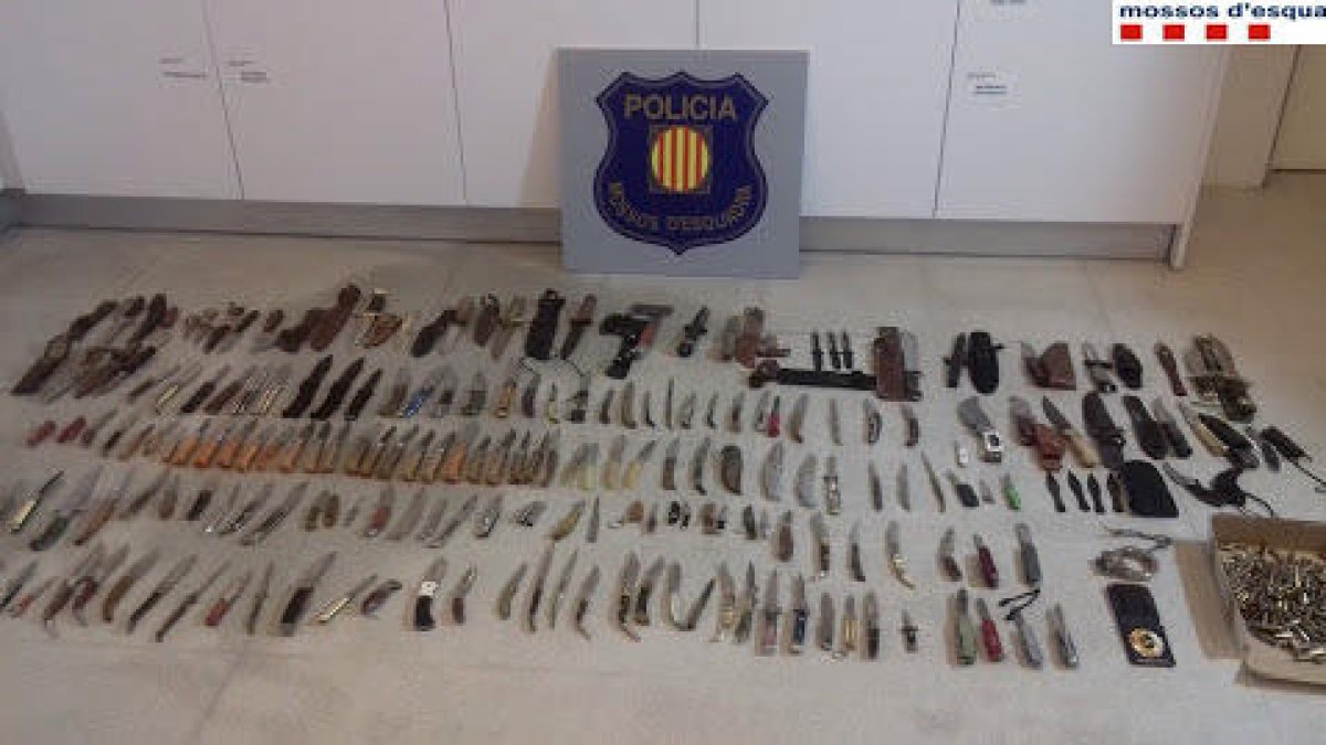 Navajas y machetes decomisados por los Mossos durante el cacheo al detenido en Sant Carles de la Ràpita.