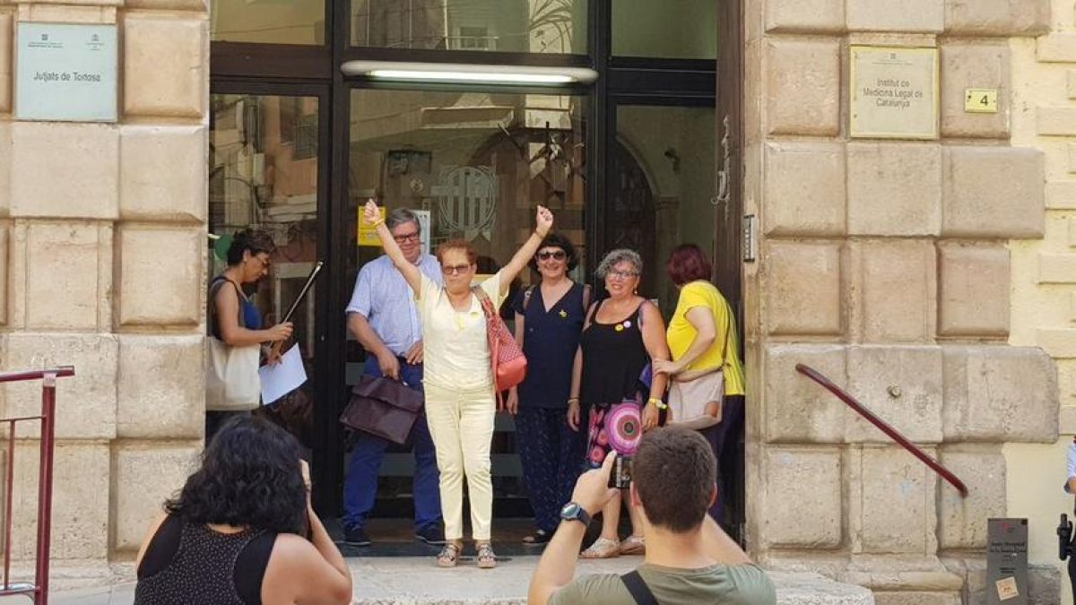 La denunciante en la entrada de los juzgados de Tortosa.