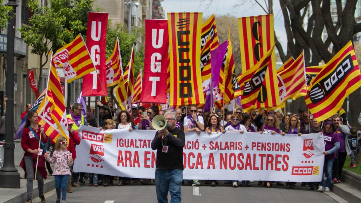 Las mujeres fueron protagonistas y llevaron la pancarta de UGT y CCOO junto con los secretarios generales Joan Llort y Vicente Moya, en la manifestación de Tarragona.