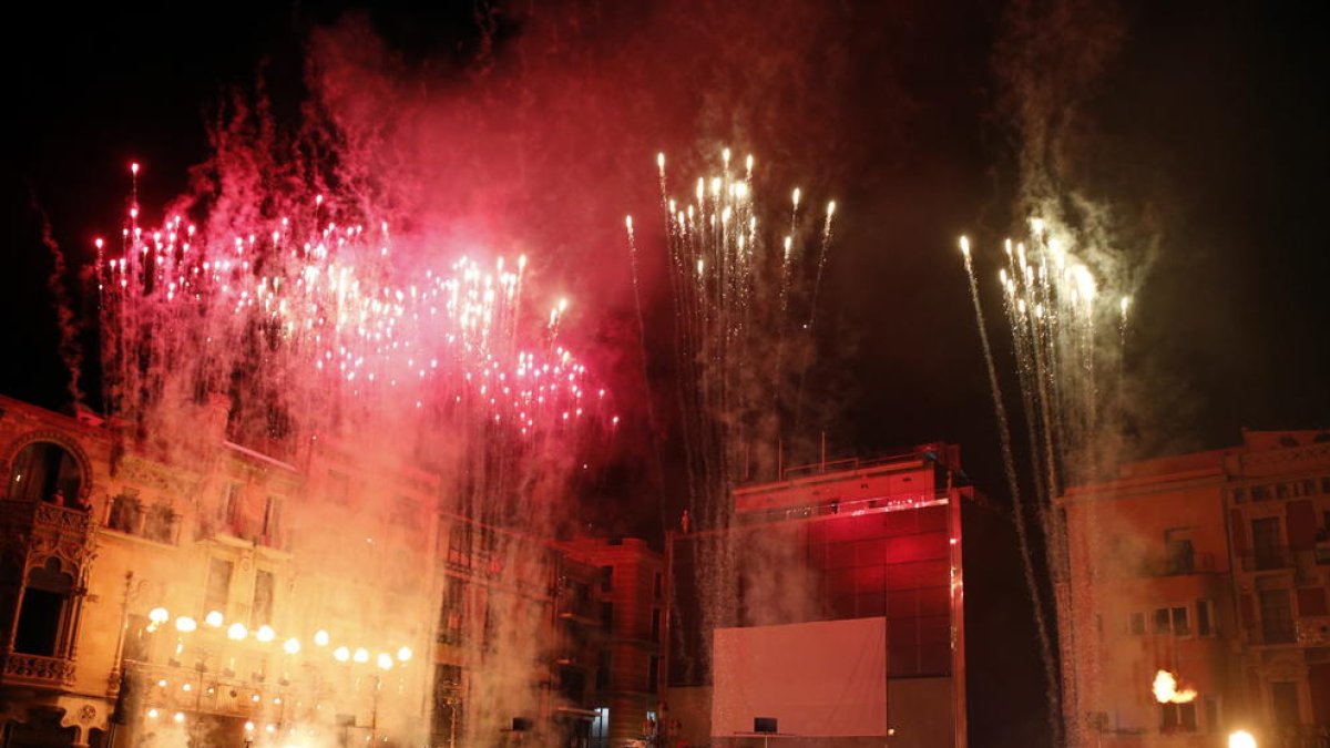 Espectacle pirotècnic a la plaça del Mercadal de Reus per cloure la Capital de la Cultura Catalana 2017