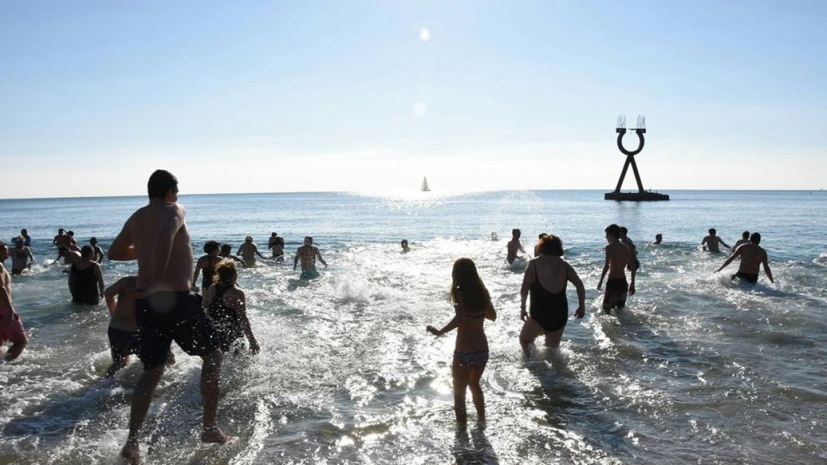 Los torrenses en el momento de entrar en el agua, ayer hacia las doce del mediodía.