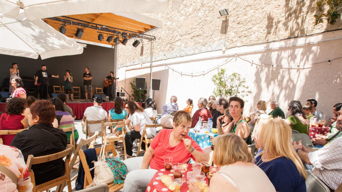 Imatge d'arxiu d'un concert vermut al jardí de la casa Rull.