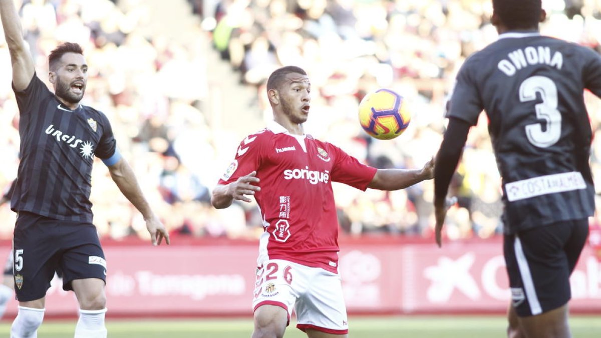 Luis Suárez intenta controlar una pelota durante el Nàstic-Almería