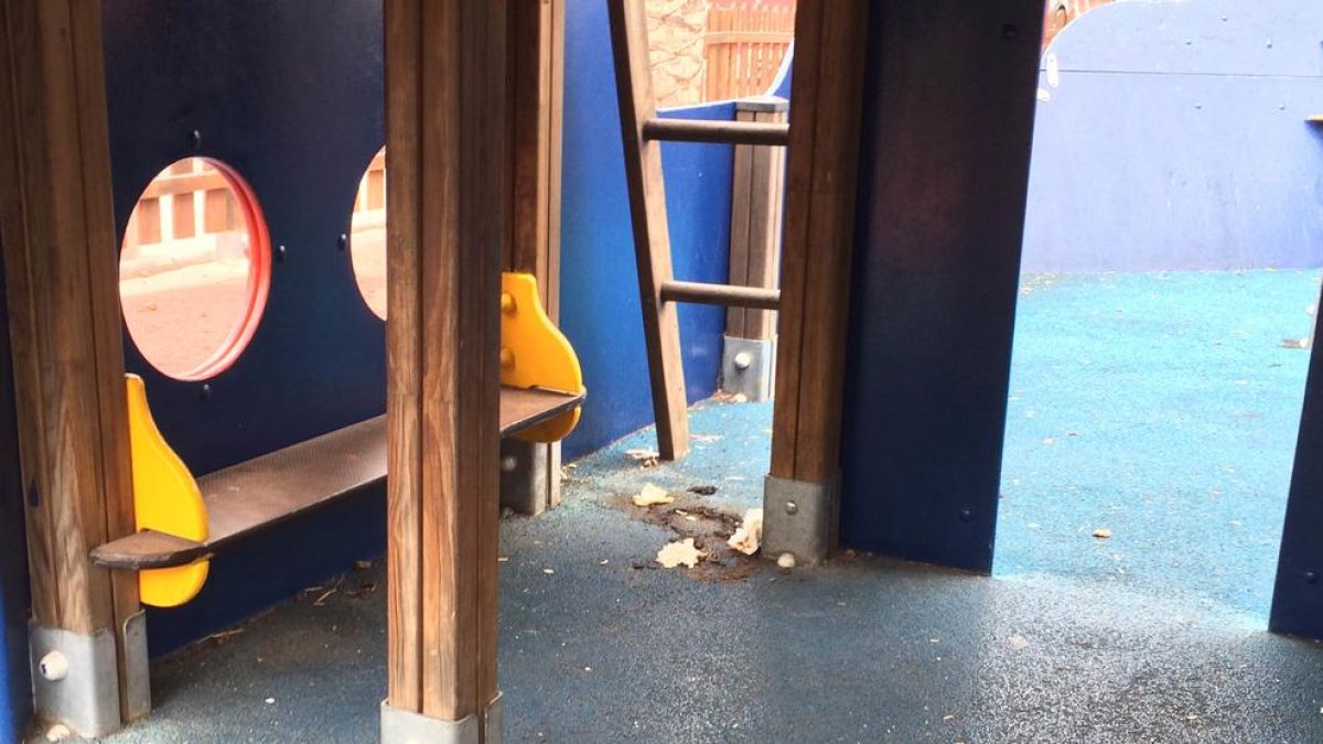 Defequen en un parc infantil del Serrallo i no es neteja en una setmana
