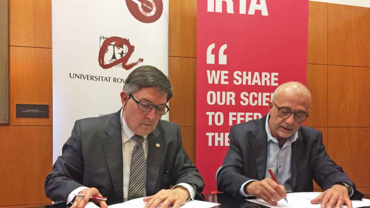 El rector de la Universitat Rovira i Virgili (URV), Josep Antón Ferré, i el director general de l'Institut de Recerca i Tecnologia Agroalimentàries (IRTA), Josep Monfort, signant el nou conveni. Imatge del 14 de febrer de 2017 (horitzontal)