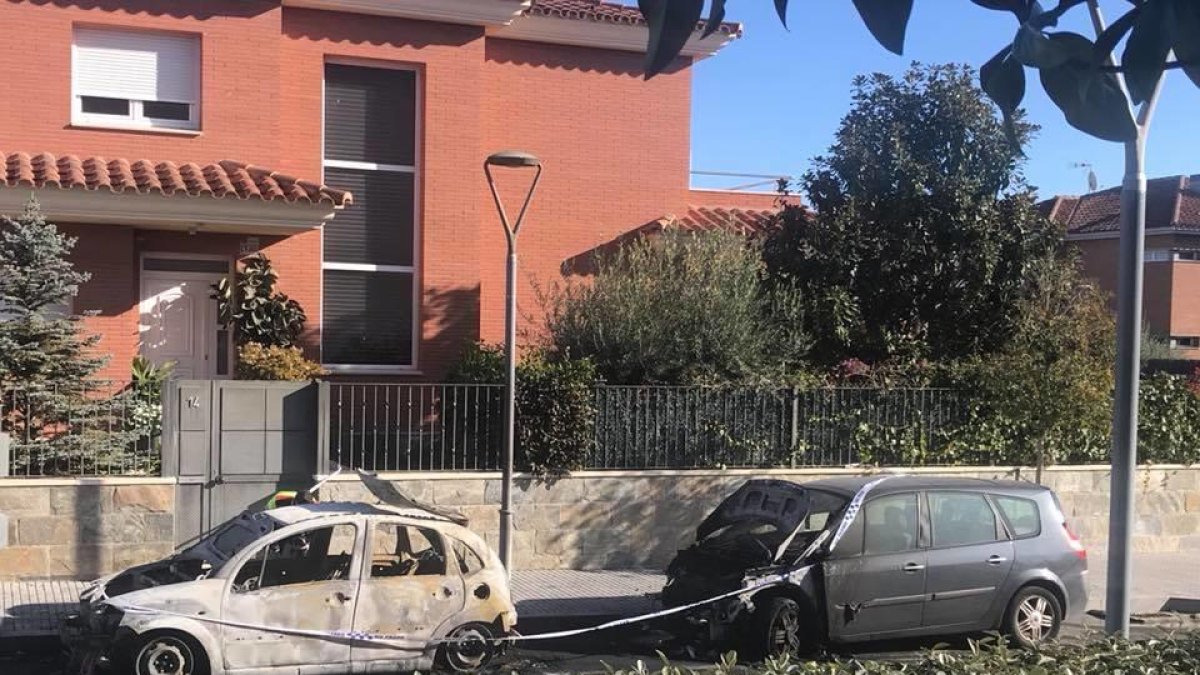Los vehículos quemaron en una zona residencial de Vila-seca, justo delante de una casa unifamiliar.