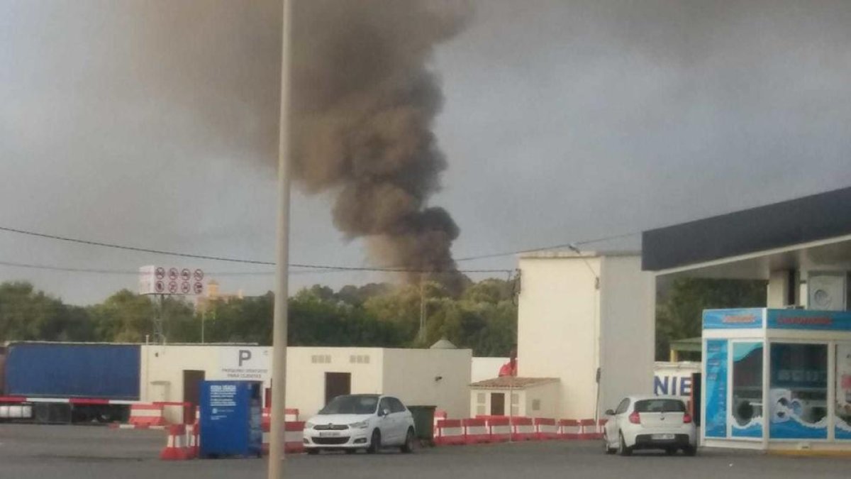 L'incendi crea una densa columna de fum negre visible des de lluny.