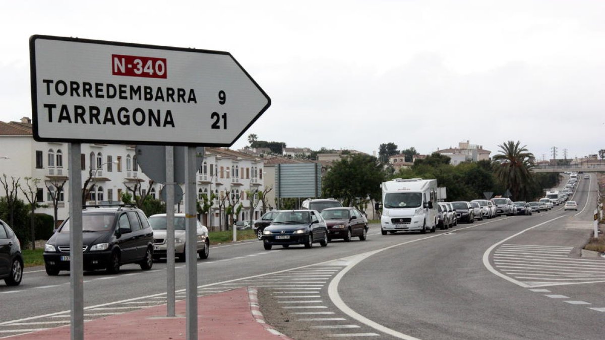 La N-340 a su paso por Torredembarra es un punto donde a menudo se producen retenciones.