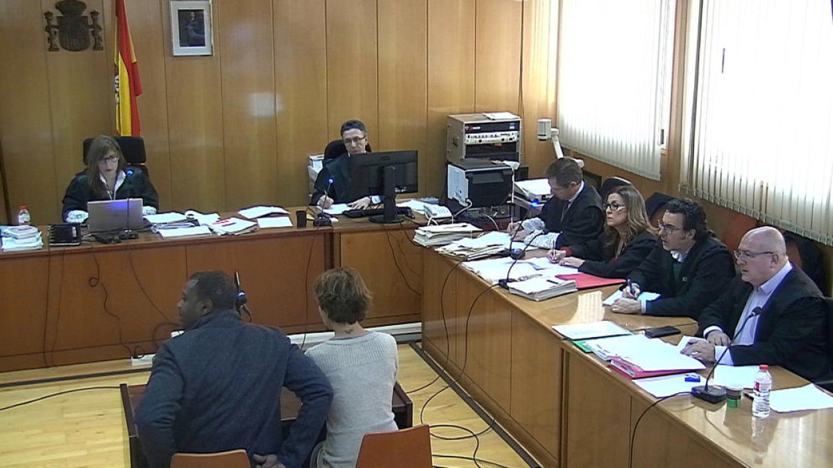Captura de pantalla de la declaració de l'home acusat de matar una noia a Salou mentre mostra al jurat popular com tenia les mans lligades la víctima.