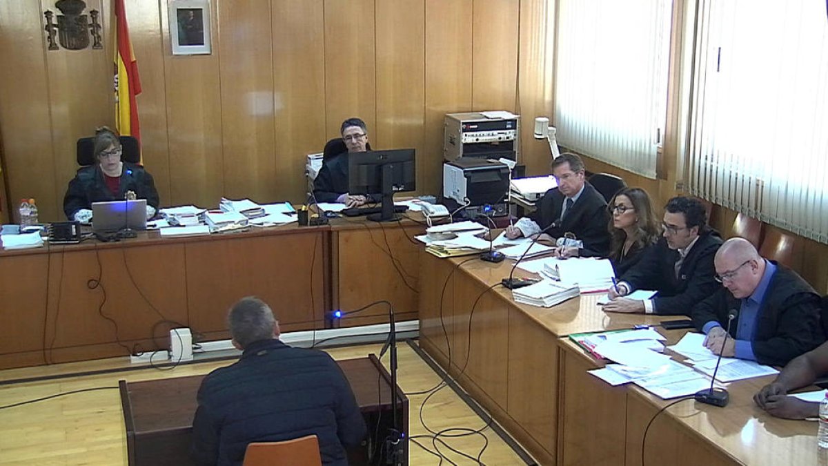 Captura de pantalla del jefe del grupo de homicidios que intervino en el caso de la chica muerta en un piso de Salou, declarando en el juicio que se celebra en la Audiencia de Tarragona.