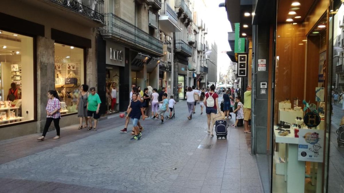 Aspecte que oferia el carrer Monterols en el primer dia de rebaixes.