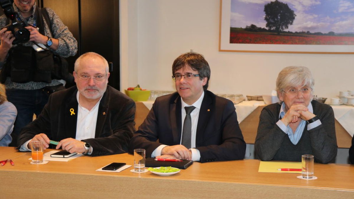 Imatge d'arxiu de Puigdemont, Puig i Ponsatí en una reunió de JxCat a Brussel·les.