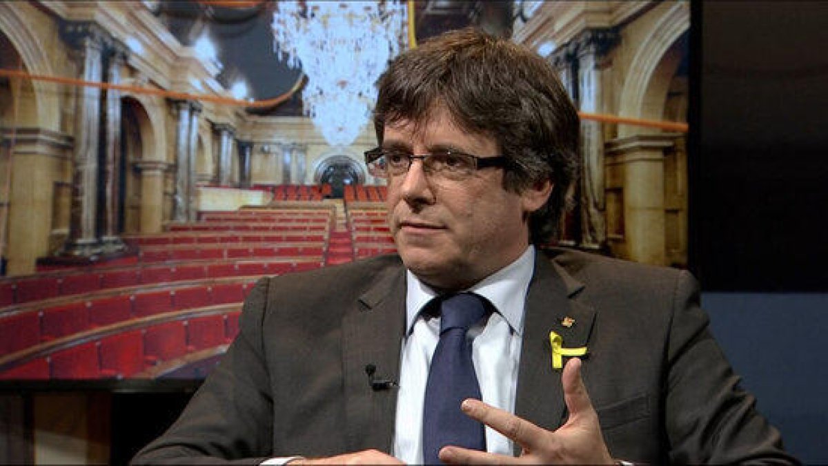 Primer pla de Carles Puigdemont durant l'entrevista a TV3 el 15 d'abril del 2018.