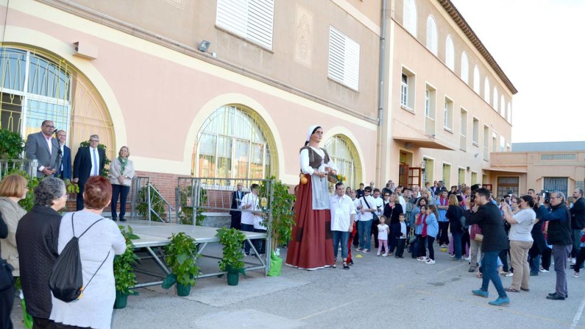 Imatge de l'acte procol·lari que ha servir per presentar a nova geganta.