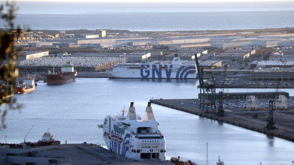 Els creuers GNV Azzurra i Rhapsody (en primer terme) al Port de Barcelona, el 30 de setembre de 2017.