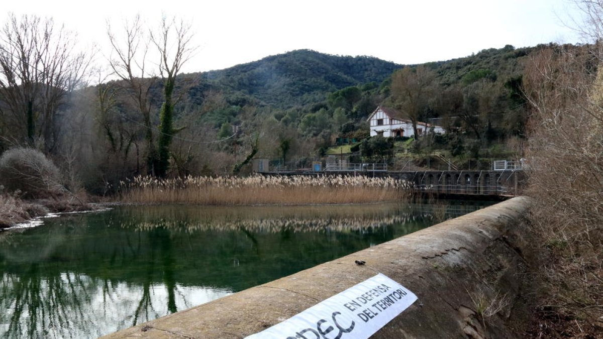 El azud, eiu abajo del pantá de Siurana, desde donde se deriva el agua en Riudecanyes.