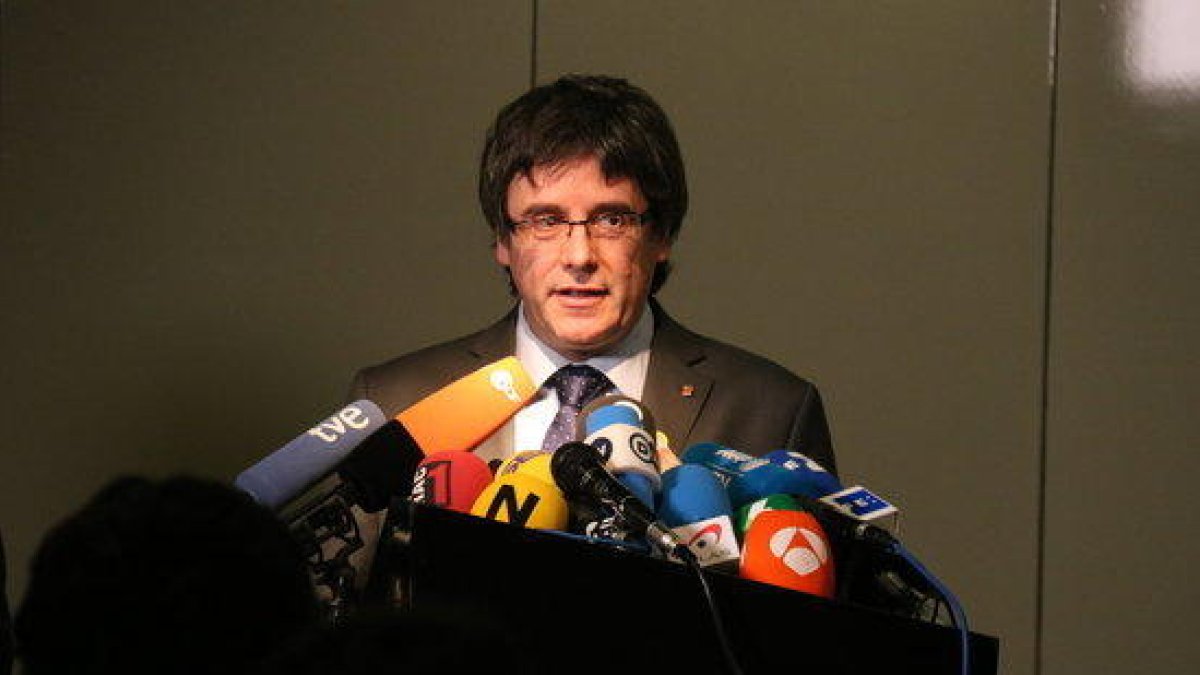 Carles Puigdemont delante de varios micrófonos durante una rueda de prensa en Berlín con el presidente de la Generalitat Quim Torra el 15 de mayo del 2018.