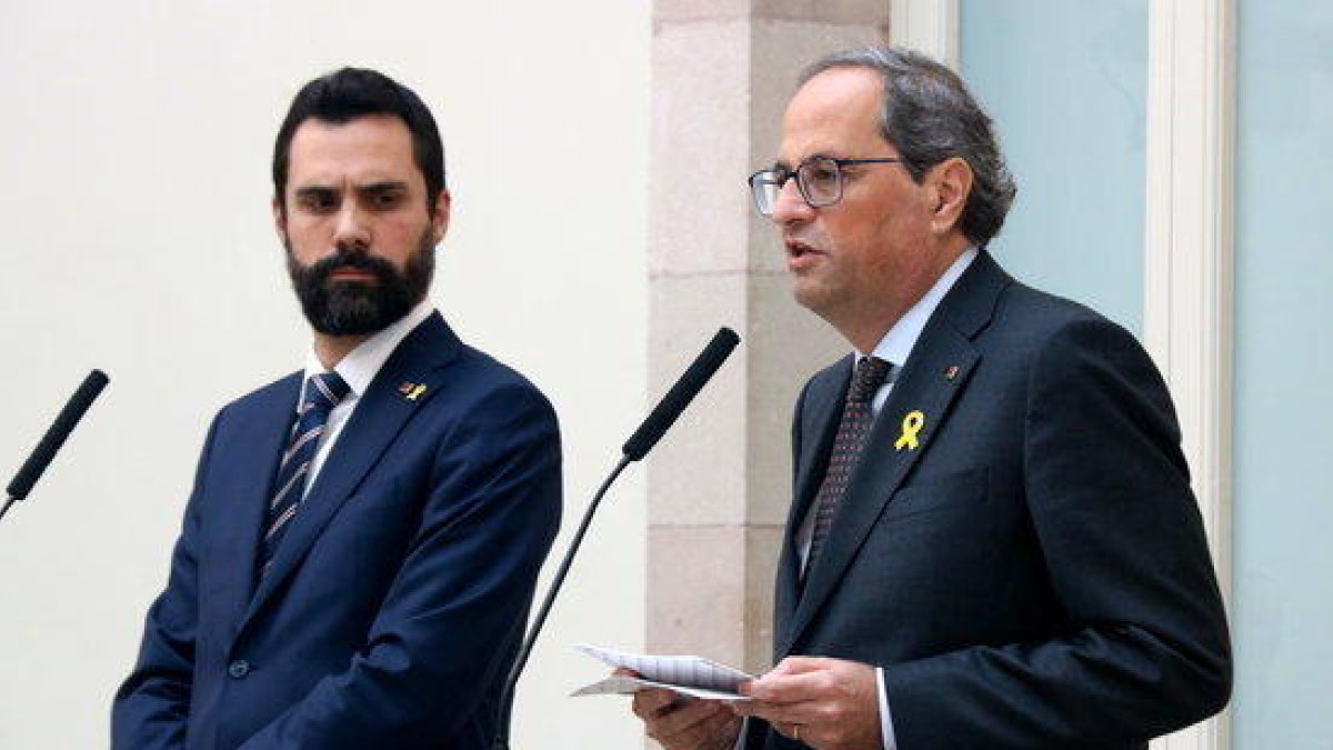 El presidente de la Generalitat, Quim Torra, y el presidente del Parlament, Roger Torrent, en su comparecencia en el Parlament este 2 de noviembre.