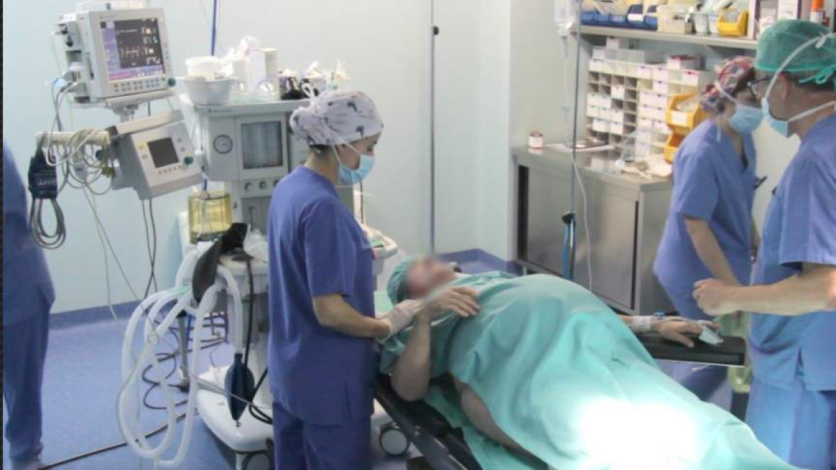 Un equip mèdic de l'Hospital Recoletas de Burgos, a punt de realitzar una cessària a una dona de 64 anys embarassada de bessons.