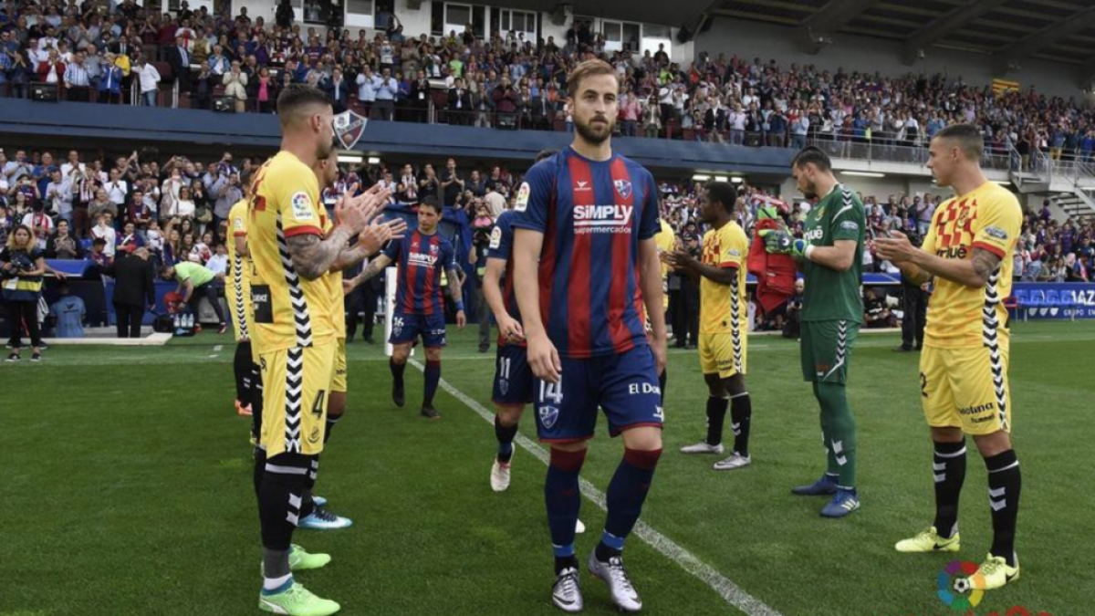 Passadís dels jugadors del Nàstic al Huesca, campìó de la categoria i nou equip de Primera.