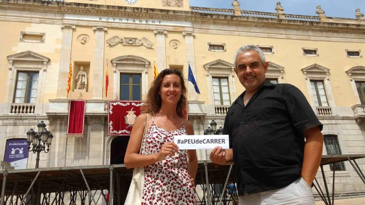 Els regidors Laia Estrada i Jordi Martí, amb l'Ajuntament de Tarragona al fons.