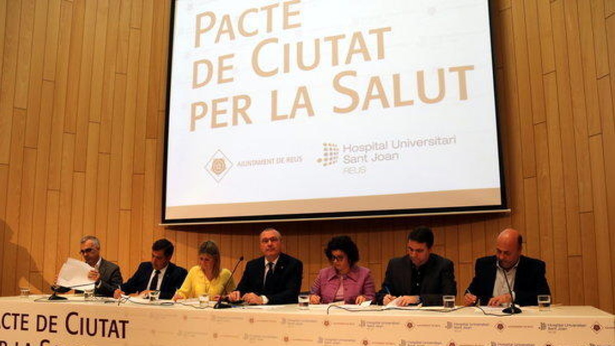 Instant en què els portaveus dels partits amb representació a l'Ajuntament de Reus signen el Pacte de Salut, amb l'alcalde al centre de la taula, en un acte solemne a la sala d'actes de l'Hospital Sant Joan de Reus, el 15 de febrer del 2017.