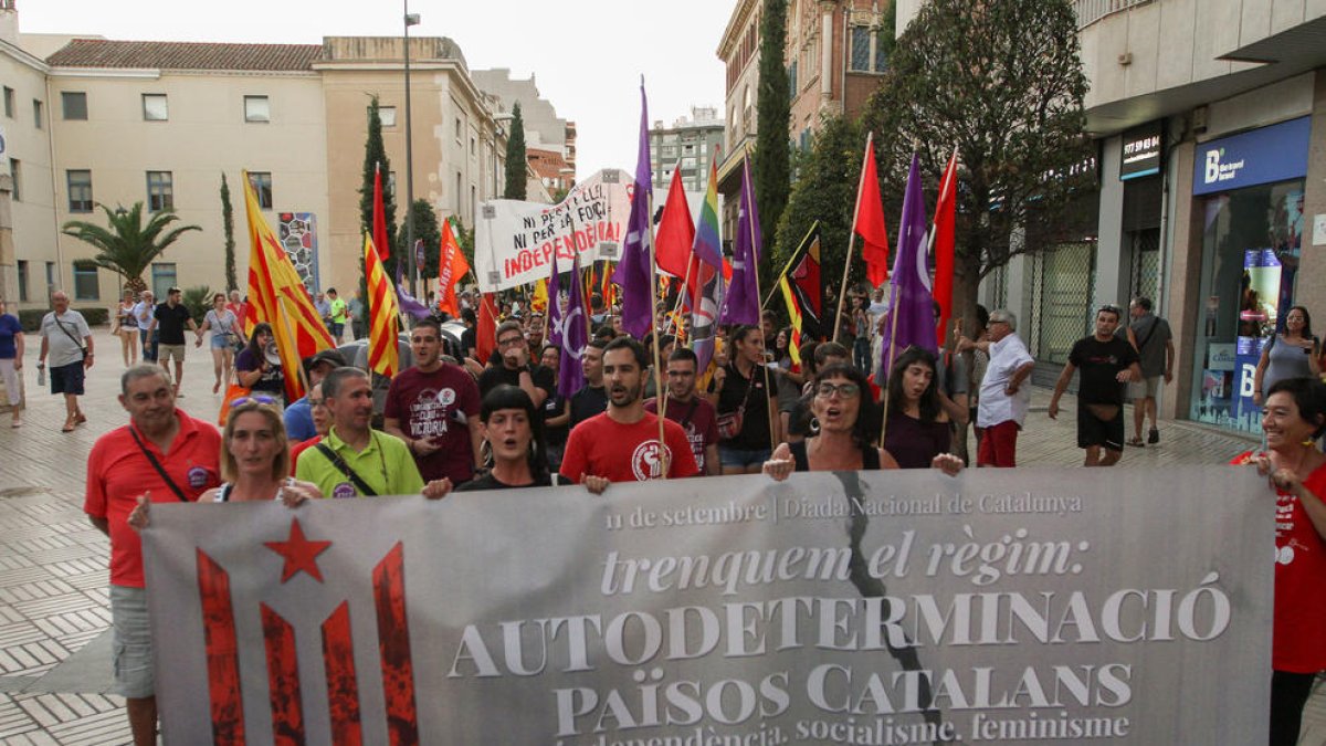 Una imatge de l'acte convocat ahir al vespre, des del Mercat Central de Reus, per l'EIC.