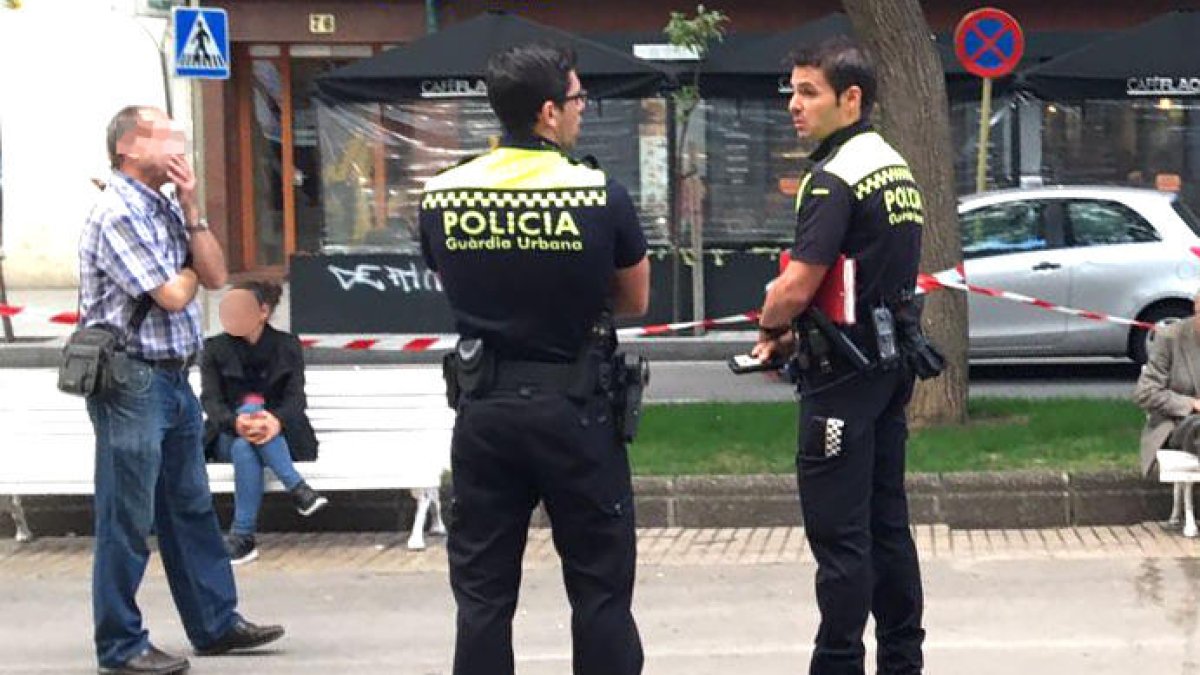 L'homa va ser identificat pels agents de la policia local.