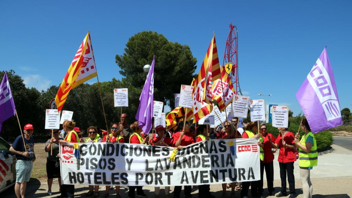 El personal de neteja de l'empresa Claro Sol de Port Aventura en la mobilització a l'entrada dels hotels del parc temàtic el passat divendres.