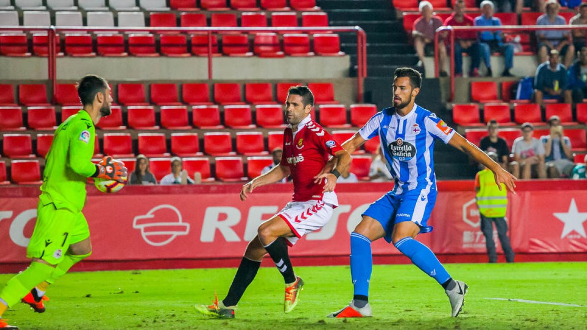 César Arzo es va fer mal en el genoll durant el partit que va disputar el Nàstic contra el Deportivo.