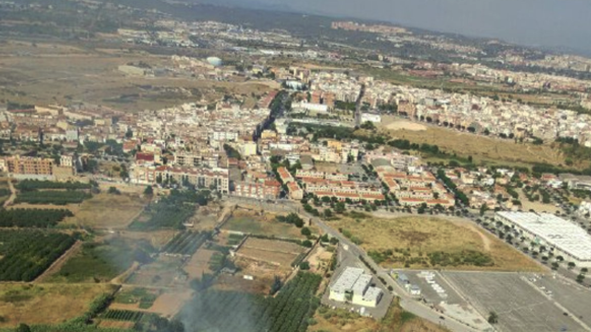 Imatge de l'incendi que va cremar, ahir dijous, una zona de vegetació a la Canonja.