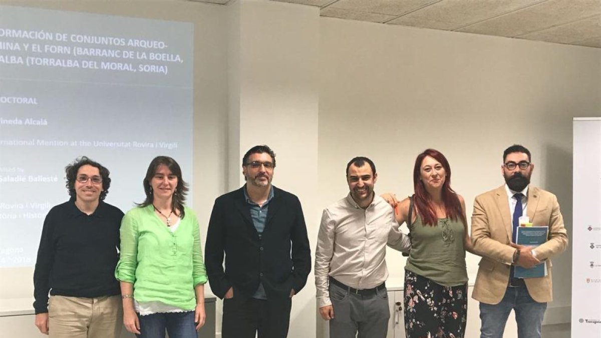 Membres del tribunal amb el nou doctorand. D'esquerra a dreta, José Yravedra (Universidad Complutense de Madrid), Rosa Huguet (IPHES),  Philippe Fernandez (Aix en Provance), Antonio Pineda, Palmira Saladié (IPHES) i Antonio Rodríguez.