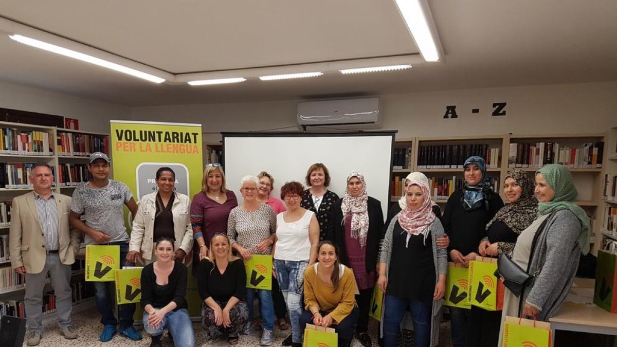 Fotografia de grup de les dotze parelles participants a la 4a edició del Voluntariat per la llengua a Creixell, en l'acte de presentació.