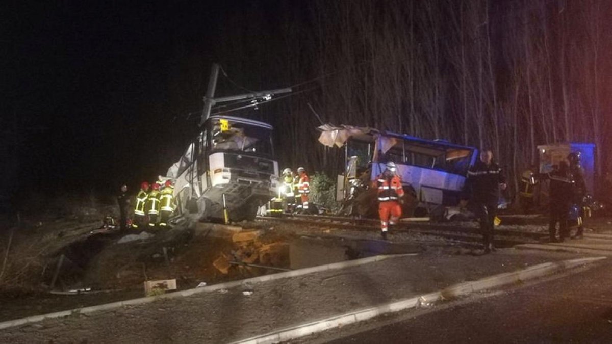 Imatge de l'autobús escolar que ha xocat contra un tren a Millars, a la Catalunya Nord, provocant almenys 4 morts i 24 ferits greus,