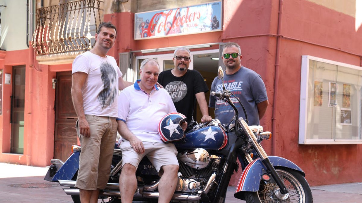 Òscar Llop, Joan Carles Llop, Eugeni Biosca y Xavier Vidal delante del local con la moto de Biosca, decorada con motivos del Capitán América.