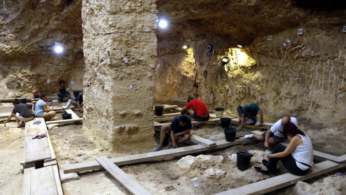 Imagen de archivo de un grupo de arqueólogos excavando en el Abric Romaní de Capellades.