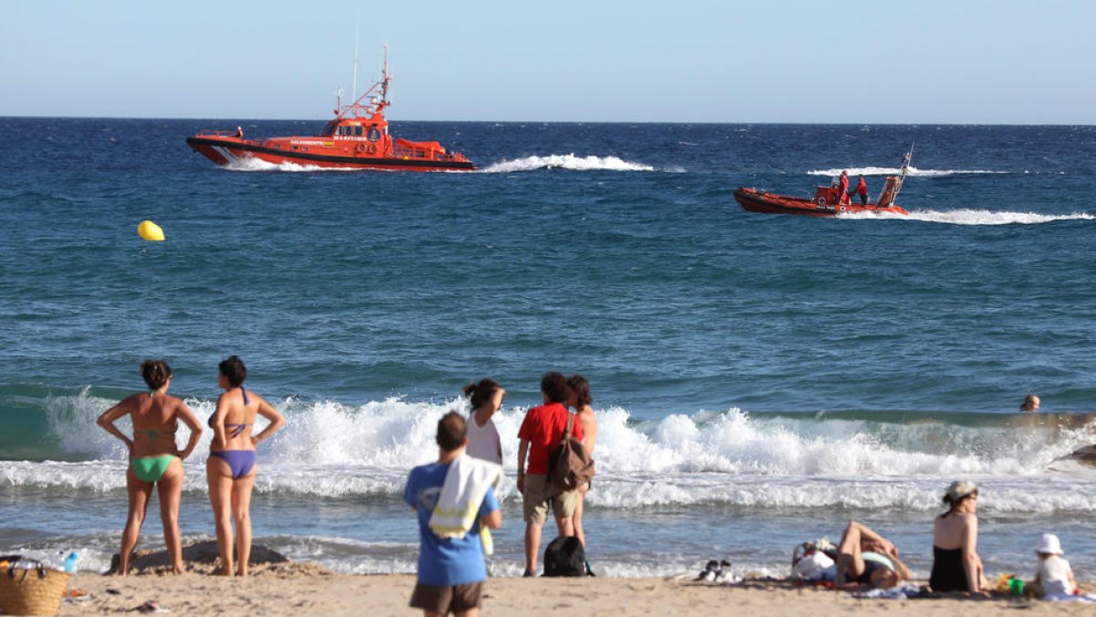 Salvament Marítim i Creu Roja van realitzar una intensa recerca durant més de tres hores.