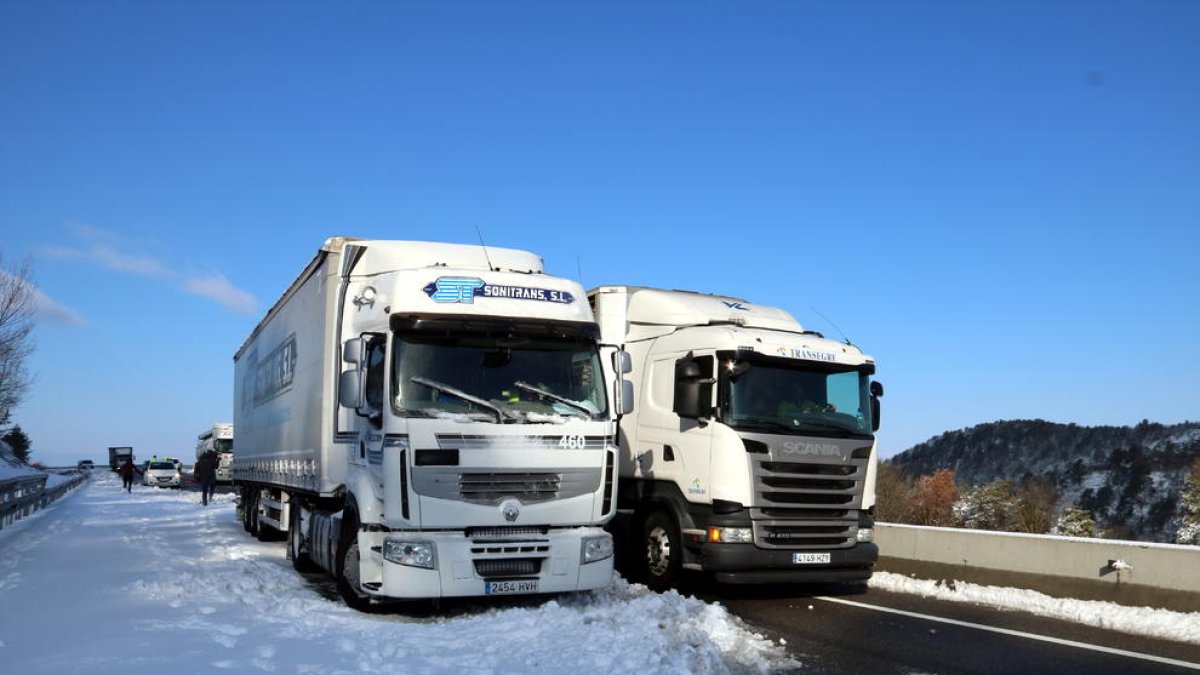 Imatge de camions aturats per les restriccions de circulació.