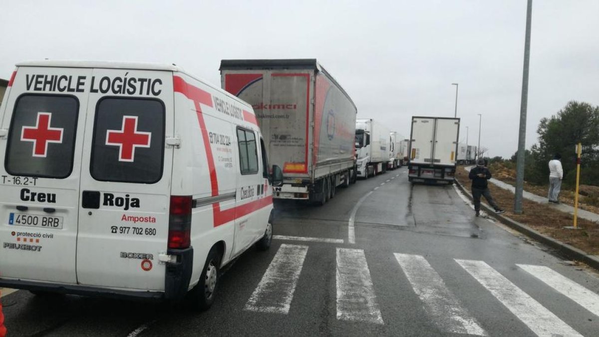 Vehicles de gran tonatge aturats a per la restricció a l'Aldea, punt on van rebre atenció d'equips d'emergència de Creu Roja.