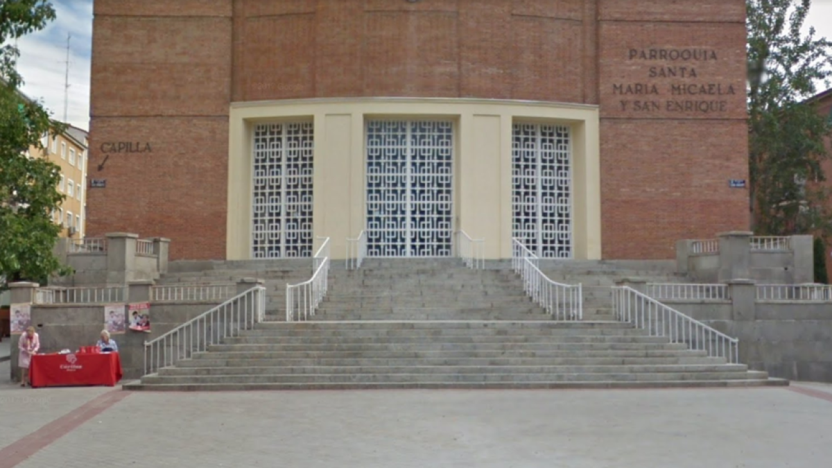 La niña fue encontrada en las escaleras de la entrada.