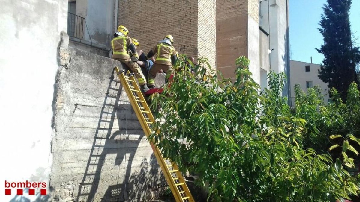Els bombers rescaten l'home amb cremades importants