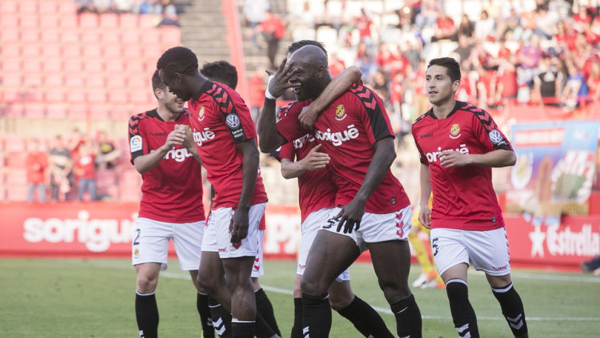 Achille Emaná celebra con sus compañeros el cuarto gol del Nàstic, que acabó de rematar al Mirandés.