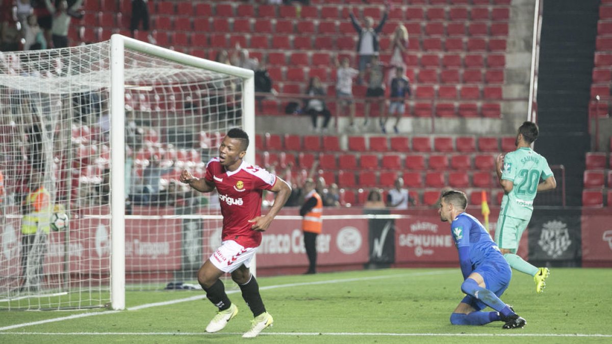 Uche celebra un dels dos gols que va marcar contra el Granada al Nou Estadi aquesta temporada.