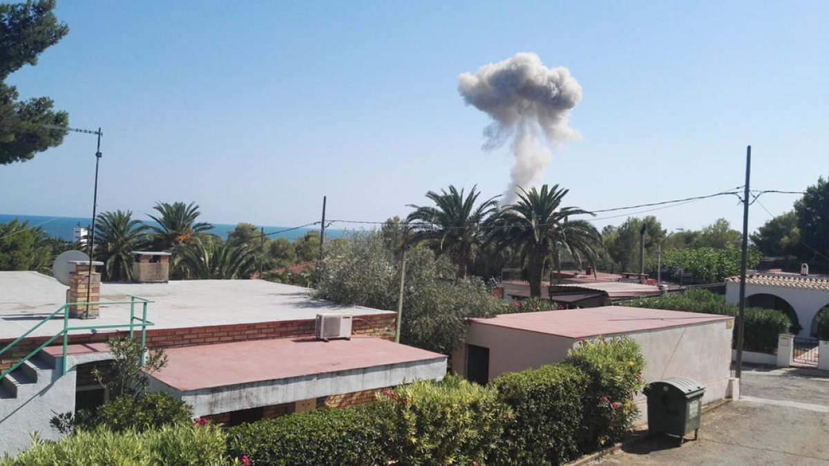 Imatge del fum que ha provocat la segona explosió d'Alcanar.