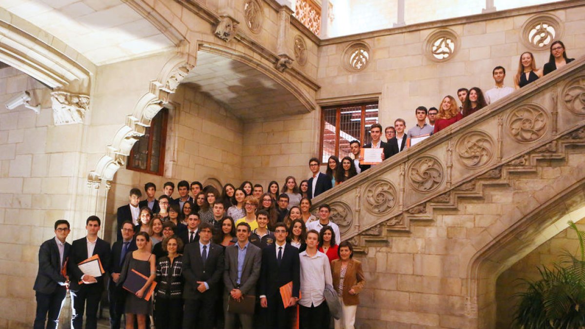 El president de la Generalitat, Carles Puigdemont, amb els estudiants premiats.