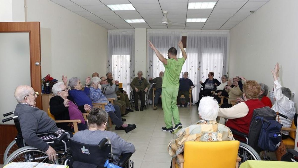 Una imagen de los residentes en un salón del Casal dels Avis de Alforja.