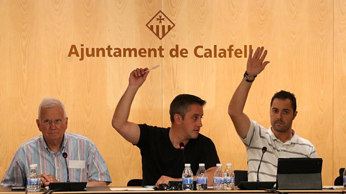 En el centro, el alcalde de Calafell, Ramon Ferré, absteniéndose durante la votación sobre la cesión de espacios para el referéndum del 1-O.