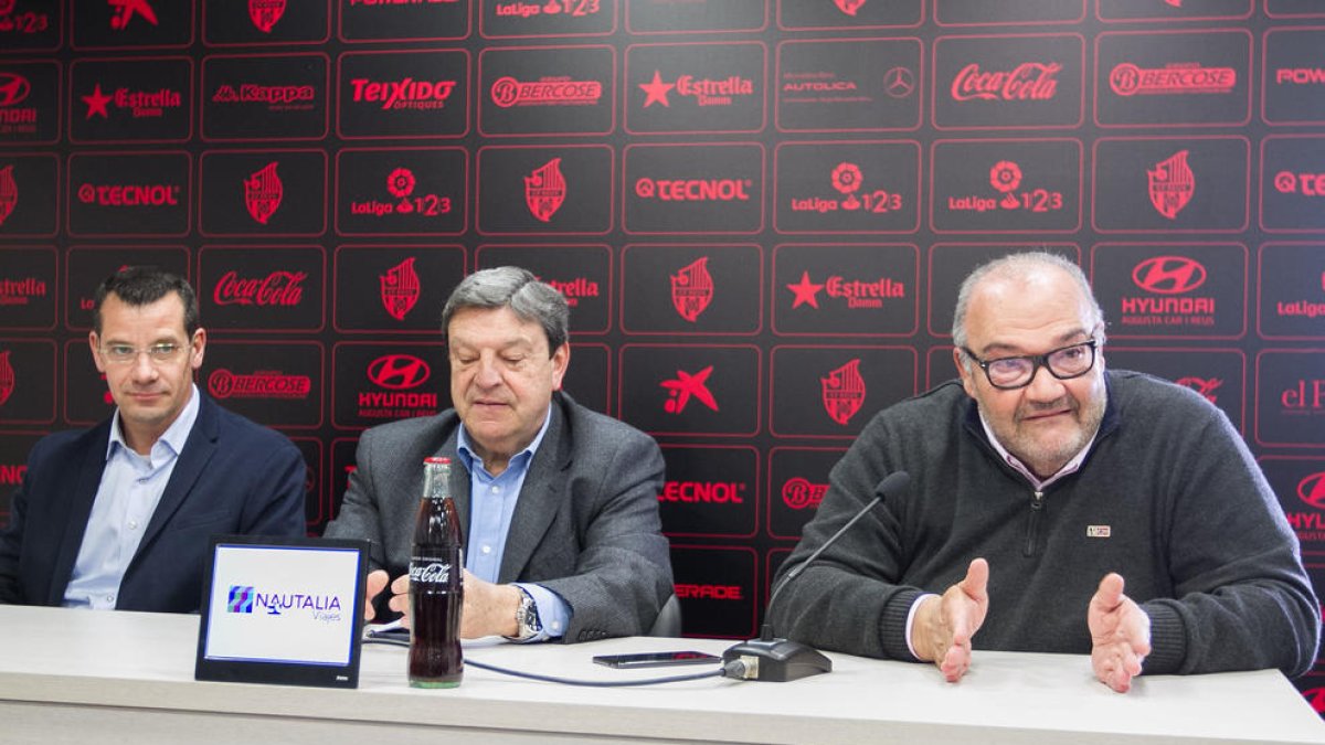 Sergi Parés, Xavier Llastari y Joan Oliver en la rueda de prensa de valoración del mercado de invierno en el Estadi.